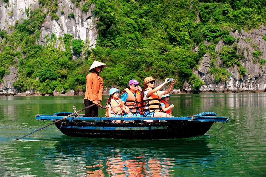 halong bay boating