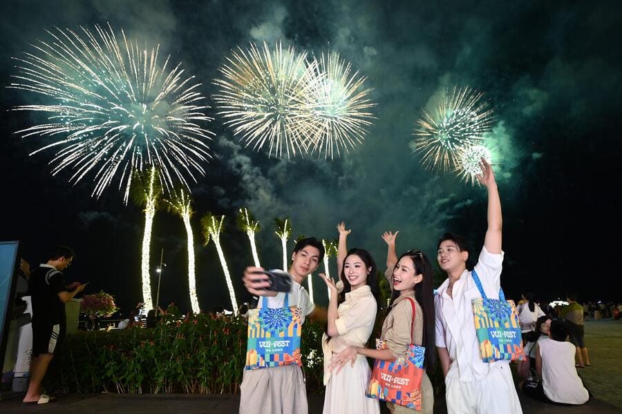 Bai Chay Beach firework